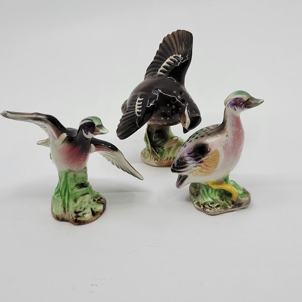 Set of 3 Bobwhite bird figurines - salt / pepper shakers. Vintage.